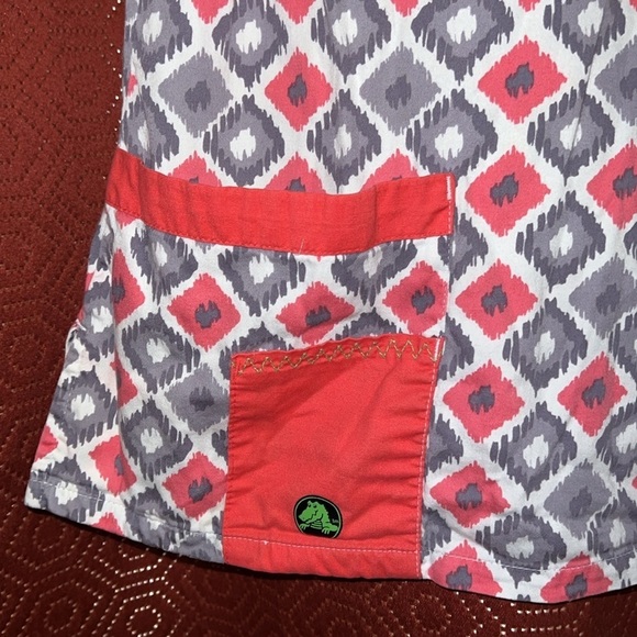 CROCS Gray & Melon Scrub Top XS - Picture 3 of 6